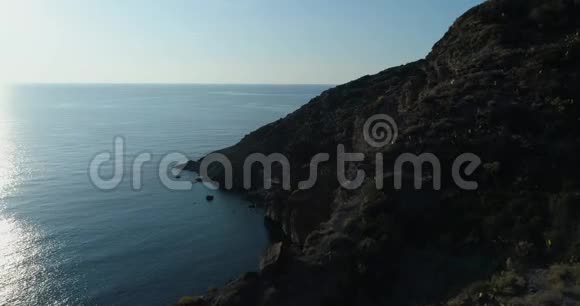 前进的地中海野生绿色岩石海岸鸟瞰自然环境户外旅行视频的预览图
