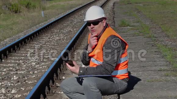 铁路工人坐在铁路附近思考视频的预览图