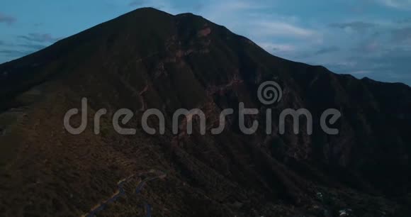 俯瞰地中海萨利纳火山山和波拉拉镇的鸟瞰图自然户外旅行爱好者视频的预览图