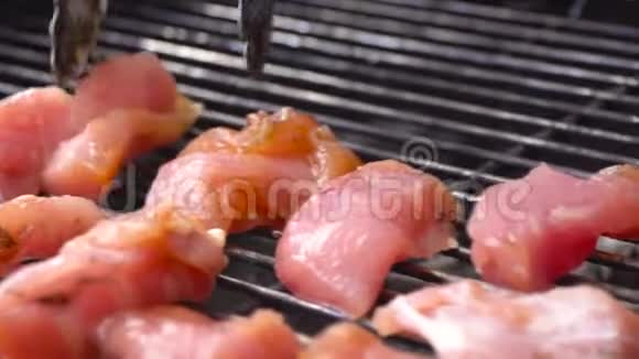厨师在烤肉上烤火鸡串或鸡肉烤串煮一小块烤鸡视频的预览图