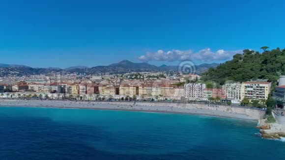 尼斯法国长廊地中海和机场景观的鸟瞰图全城全景4K录像视频的预览图