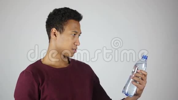 口渴的人从瓶子里喝水感觉舒适视频的预览图