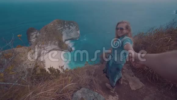 坐在悬崖上欣赏美丽景色的女孩视频的预览图