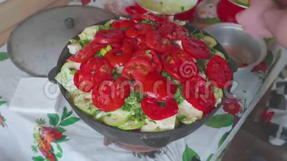 白色厨师的手加入和切洋葱在切蔬菜的大锅与蔬菜视频的预览图