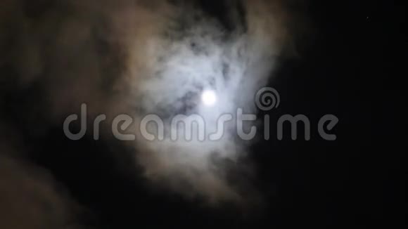 戏剧性的天空满月视频的预览图