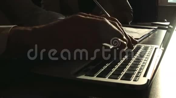 男性在笔记本电脑键盘上打字视频的预览图