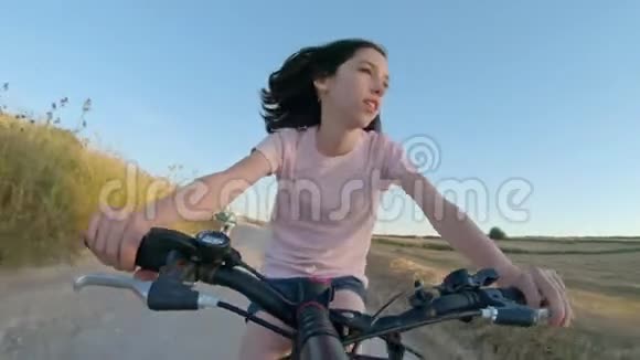 一个年轻女孩在农村骑自行车视频的预览图