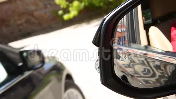 现代车辆侧视镜中的盲点监测系统警示灯图标汽车系统盲点视频的预览图