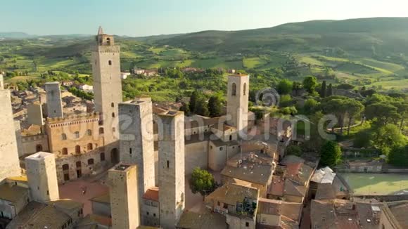 鸟瞰圣吉米尼亚诺及其中世纪老城与著名的塔楼视频的预览图