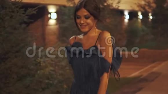 一个女孩在一个夏天的夜晚在城市里走来走去视频的预览图