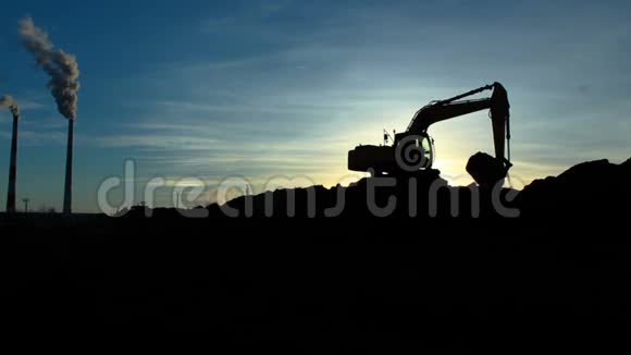 现代挖掘机在阳光下翻出泥土视频的预览图