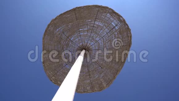 海滩阳伞在风中移动视频的预览图