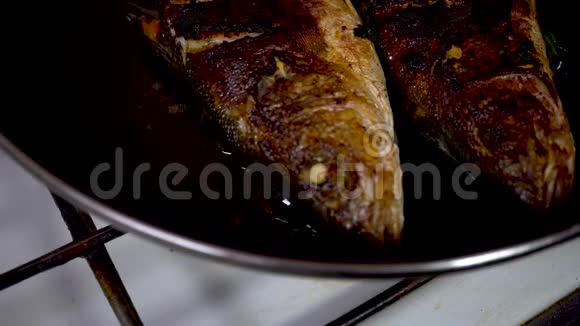 厨师用煎锅烹制海鲈鱼烹饪概念4k海鲜视频的预览图