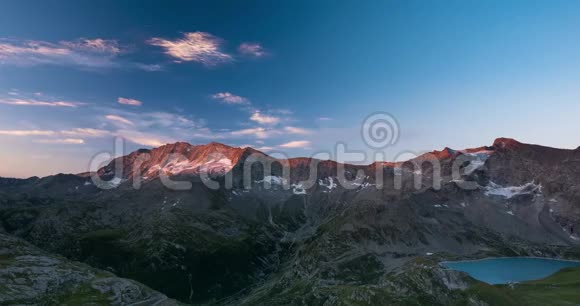 夏季阿尔卑斯山上有冰川和移动云层的山峰格兰帕拉迪索和意大利的Vanoise国家公园视频的预览图