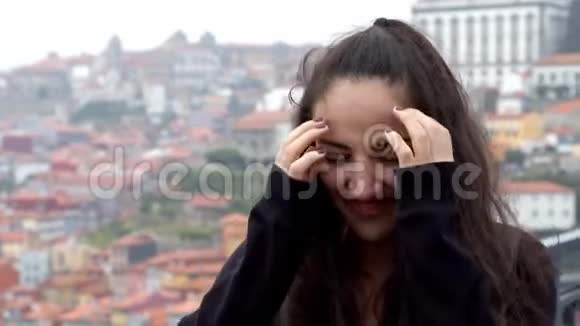 葡萄牙波尔图市可爱的女孩视频的预览图