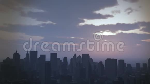 城市日落云飞过纽约现代商务大厦轮廓视频的预览图