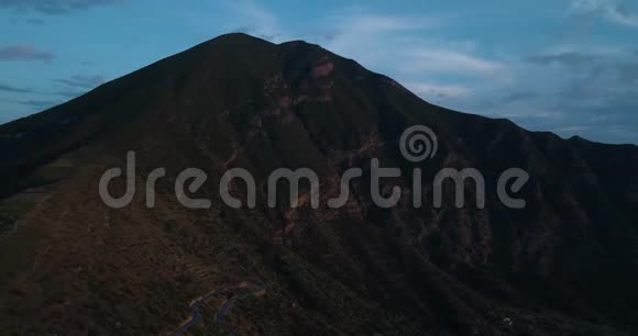 俯瞰地中海萨利纳火山山和波拉拉镇的鸟瞰图自然户外旅行爱好者视频的预览图
