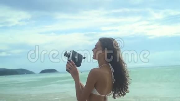 女性拍摄视频与复古相机视频的预览图