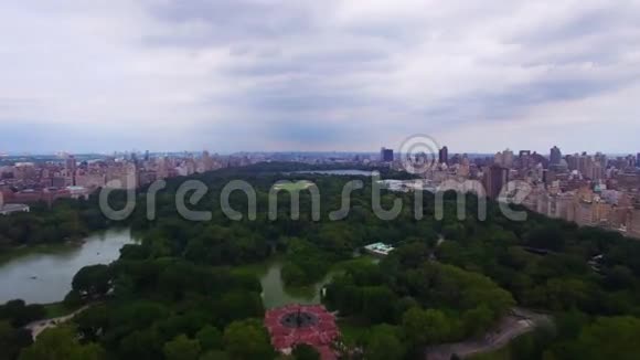 纽约市中心白天中央公园被令人惊叹的现代化城市摩天大楼所包围视频的预览图