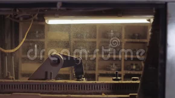 商店里的木工机器视频的预览图