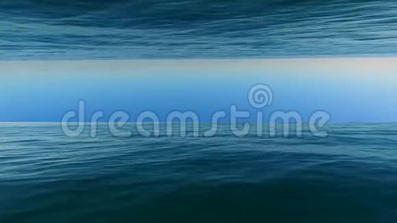 高空低空飞行在海洋水面上有蓝海涟漪和波浪视野无限视频的预览图