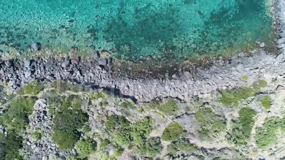 室外西西里岛的多个顶部景观海洋海滩海岸海岸海岸夏天的山高空作业视频的预览图