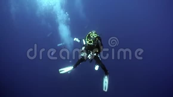 潜水员电影相机操作员使视频不褪色视频的预览图