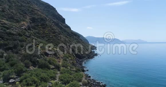 地中海野生绿色岩石海岸的移动侧鸟瞰自然环境户外旅行爱好者意大利视频的预览图