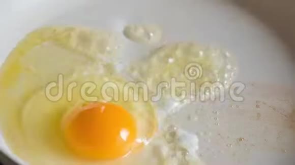 煮煎蛋满步骤视频的预览图