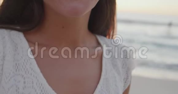 年轻女子在海边微笑的肖像视频的预览图