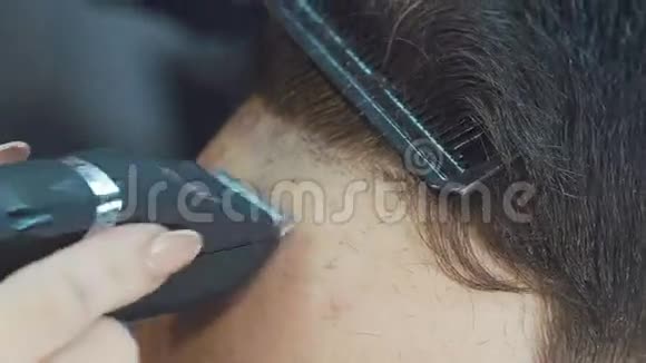理发店里理发师剃掉前额的头发视频的预览图