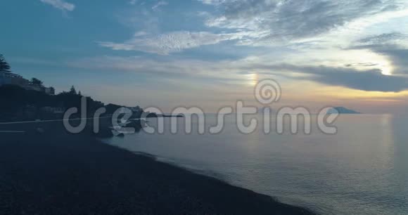 前进的地中海海滨海滩圣玛丽娜萨利纳自然户外旅行爱好者视频的预览图