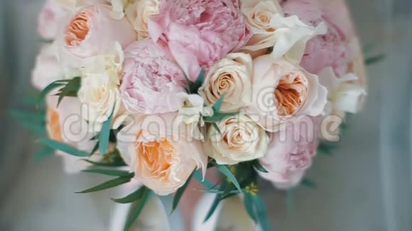结婚的玫瑰和牡丹花束婚礼当天的新娘花束不同的花束美丽的花束视频的预览图