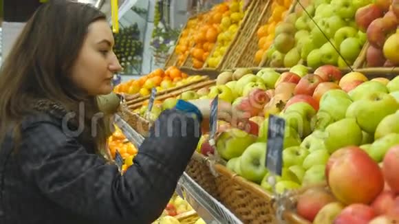 在商店里挑选和买苹果视频的预览图