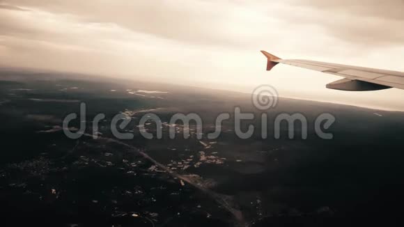 飞机飞越城市上空从窗口观看视频的预览图