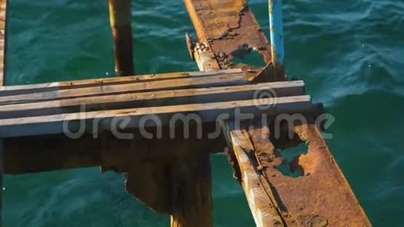摧毁了海上的旧木墩锈蚀钢架修补视频的预览图