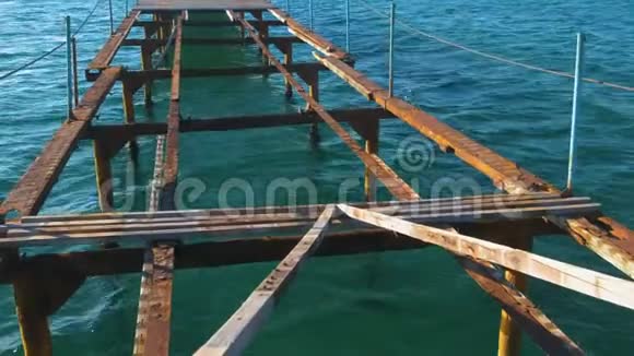 摧毁了海上的旧木墩锈蚀钢架修补视频的预览图