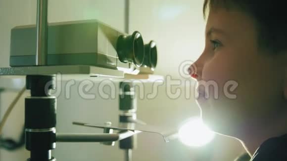 眼科医院青少年用高科技设备检查视力视频的预览图