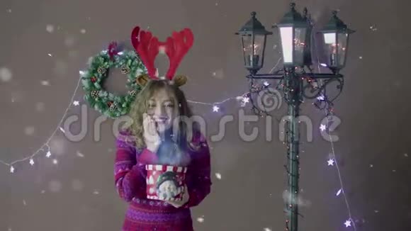 美丽的圣诞老人助手圣诞女孩拿着糖果罐在圣诞装饰的背景下闪耀着光芒视频的预览图