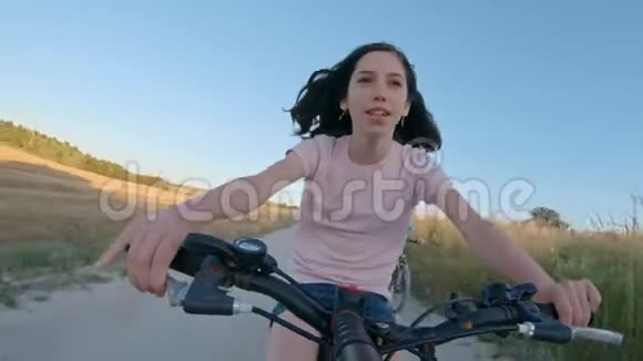 一个年轻女孩在农村骑自行车视频的预览图
