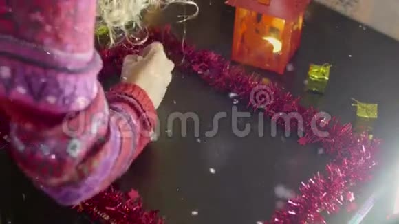 年轻女子在黑桌上的黑板上写圣诞快乐视频的预览图