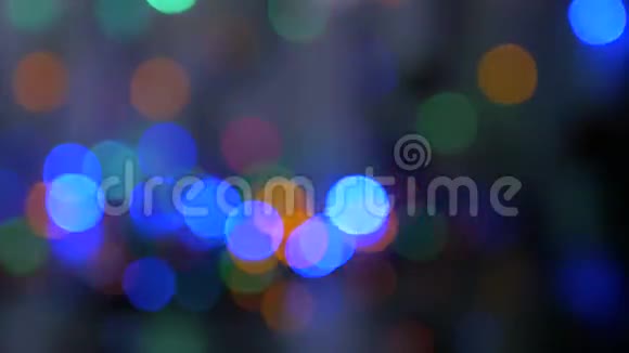 圣诞花环上闪烁着彩灯很漂亮的模糊背景摄像机在周围的移动视频的预览图