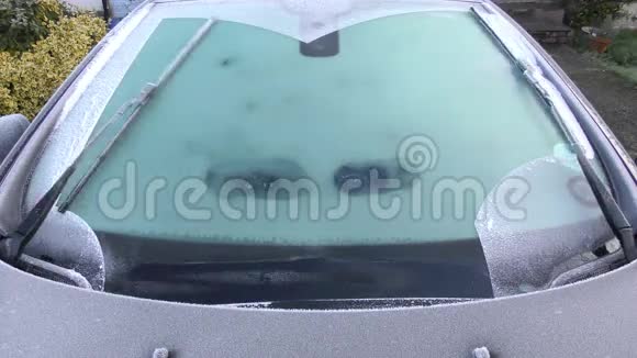 冰霜的汽车挡风玻璃视频的预览图