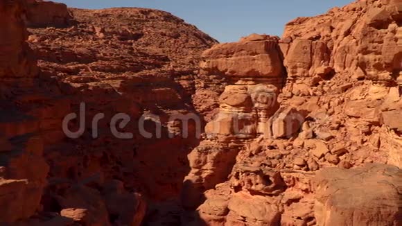 沙漠岩石中的峡谷视频的预览图