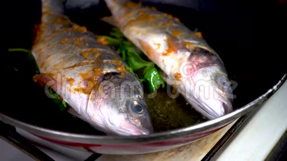 厨师用煎锅烹制海鲈鱼烹饪理念4k海鲜视频的预览图