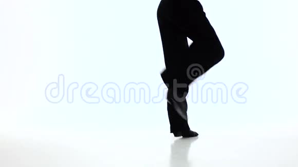 双腿舞蹈男的特写慢动作白色工作室视频的预览图