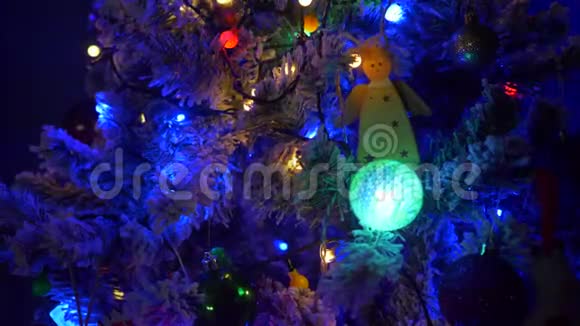 红色和黄色的圣诞球UFO绿色火球发光的球体和立方体眨眼灯质子紫色天使雪人视频的预览图