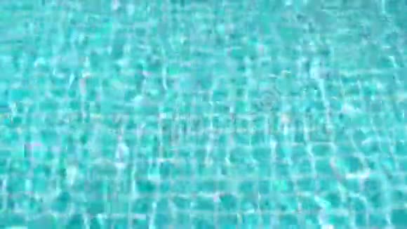游泳池表面蓝色绿松石清爽水水热带早晨的波浪和风视频的预览图