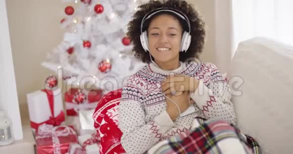 圣诞快乐的女人享受她的音乐视频的预览图