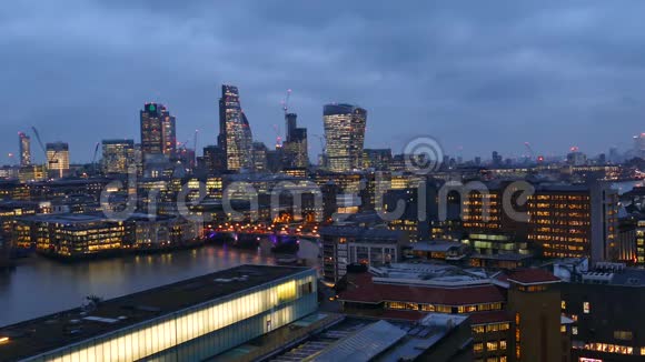 英国伦敦商务中心城市景观夜景视频的预览图